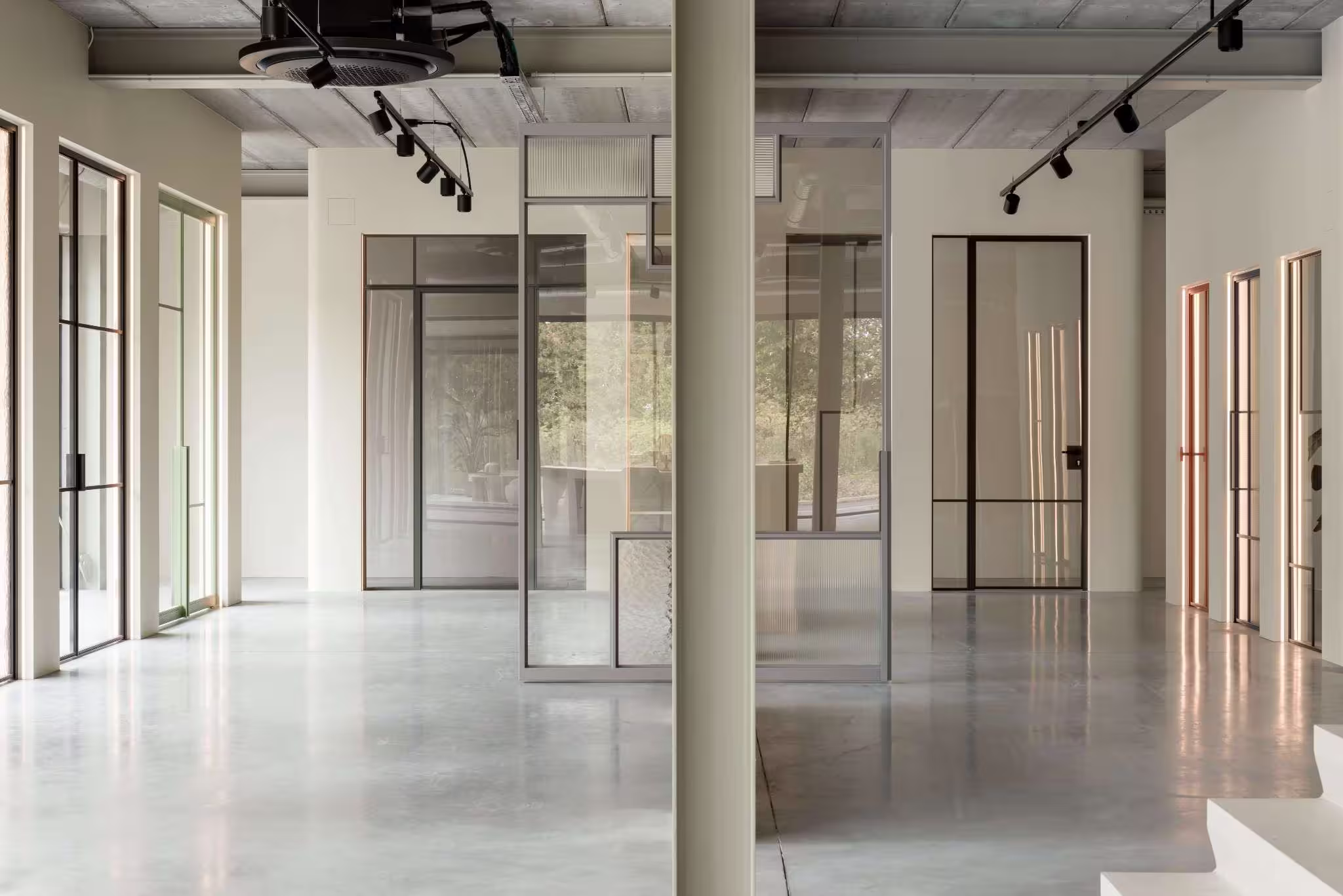 Grote stalen pivotdeur die elegant openzwaait